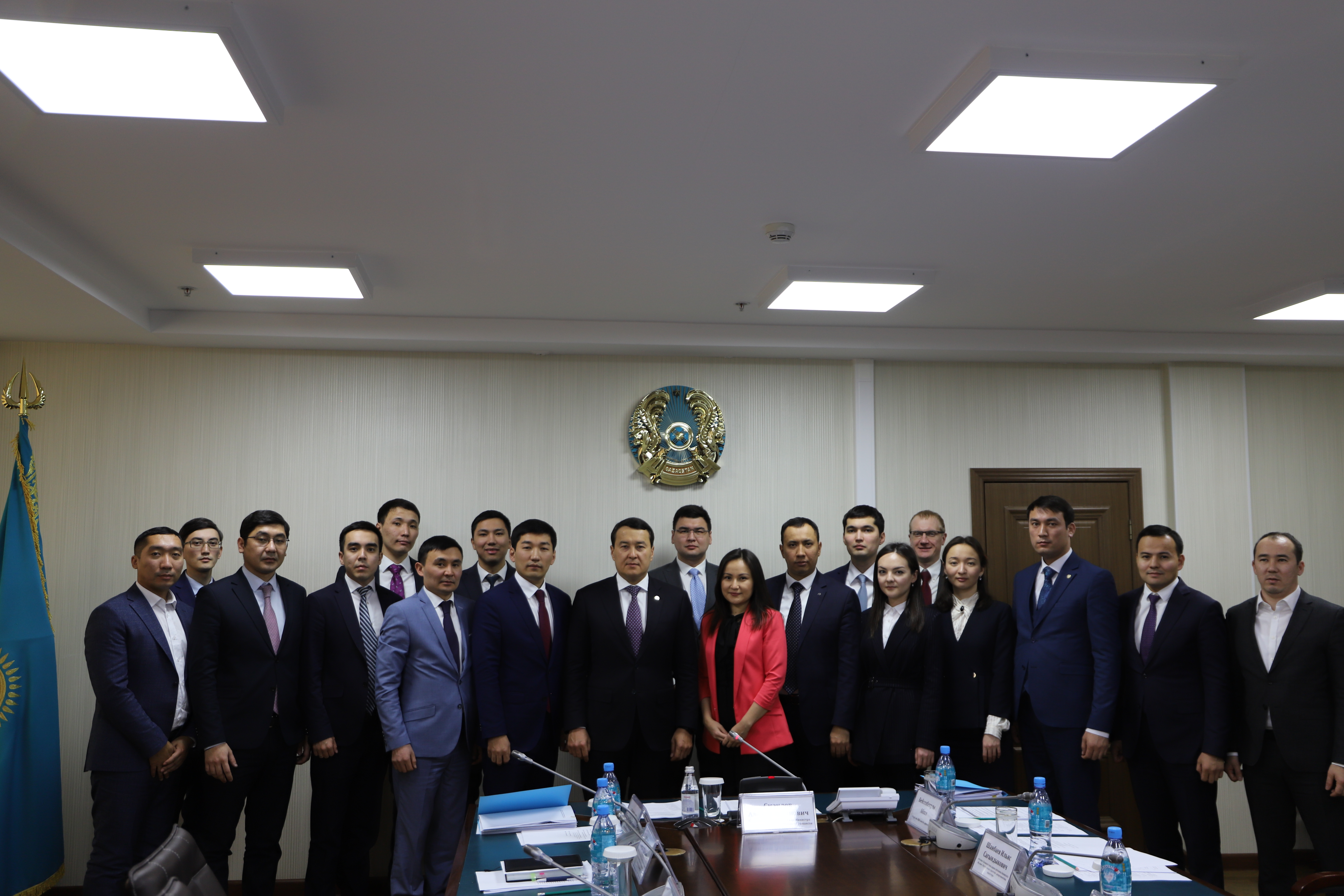 Алихан Смаилов встретился с резервистами Президентского молодежного кадрового резерва