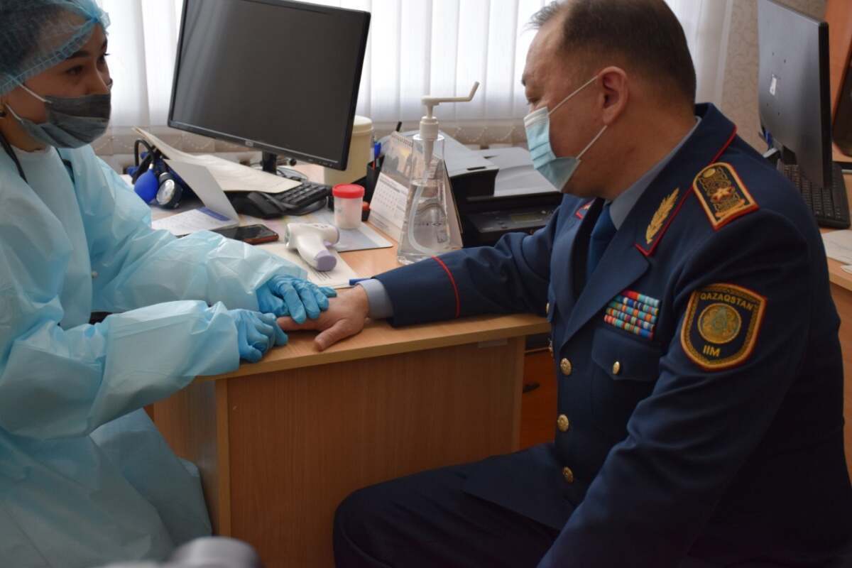 Ақмолалық полицейлер коронавирусқа қарсы вакцина алуды бастады