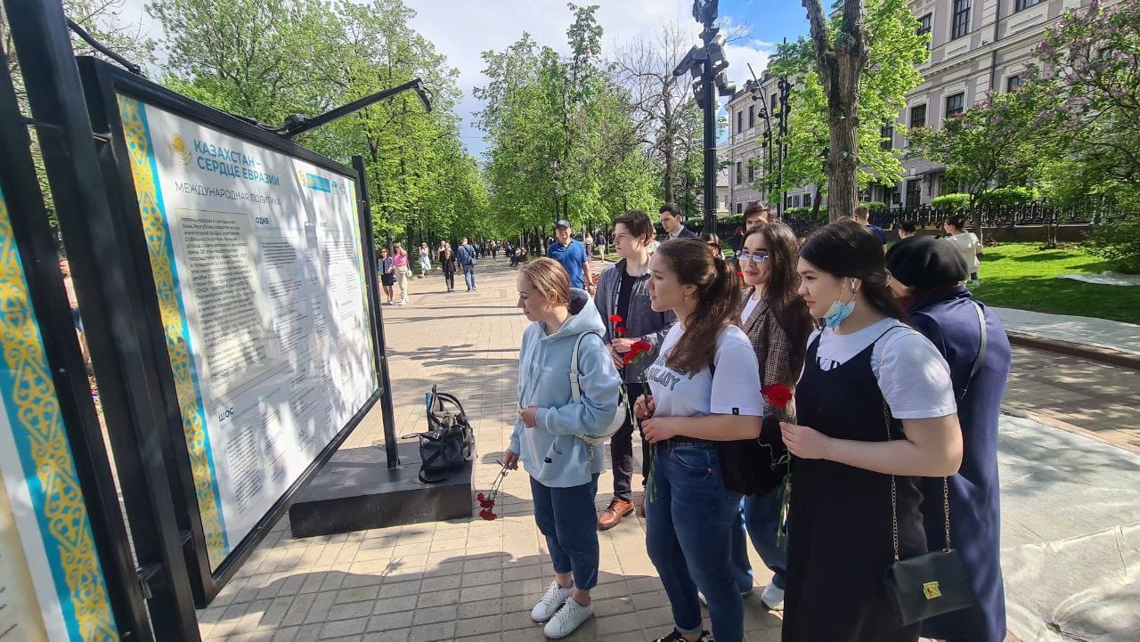 Московские студенты ознакомились с фотовыставкой о Казахстане