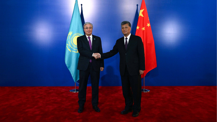 Глава государства встретился с членом Политбюро ЦК КПК, секретарем парткома Синьцзян-Уйгурского автономного района КНР Ма Синжуем