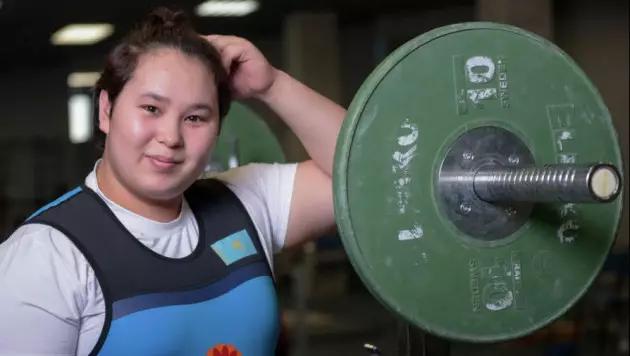 Айсамал Сансызбаева стала серебряным призером чемпионата мира по тяжелой атлетике