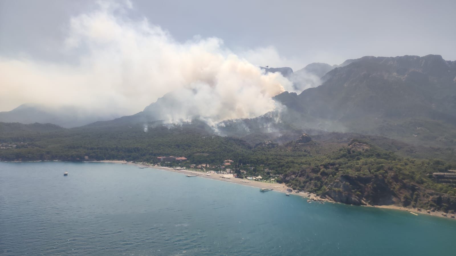 В связи с аномальной жаркой погодой в курортном регионе Анталия, в районе Гейнюк г. Кемер, 24 июля 2023 года в 21:00ч. произошло возгорание лесного массива.