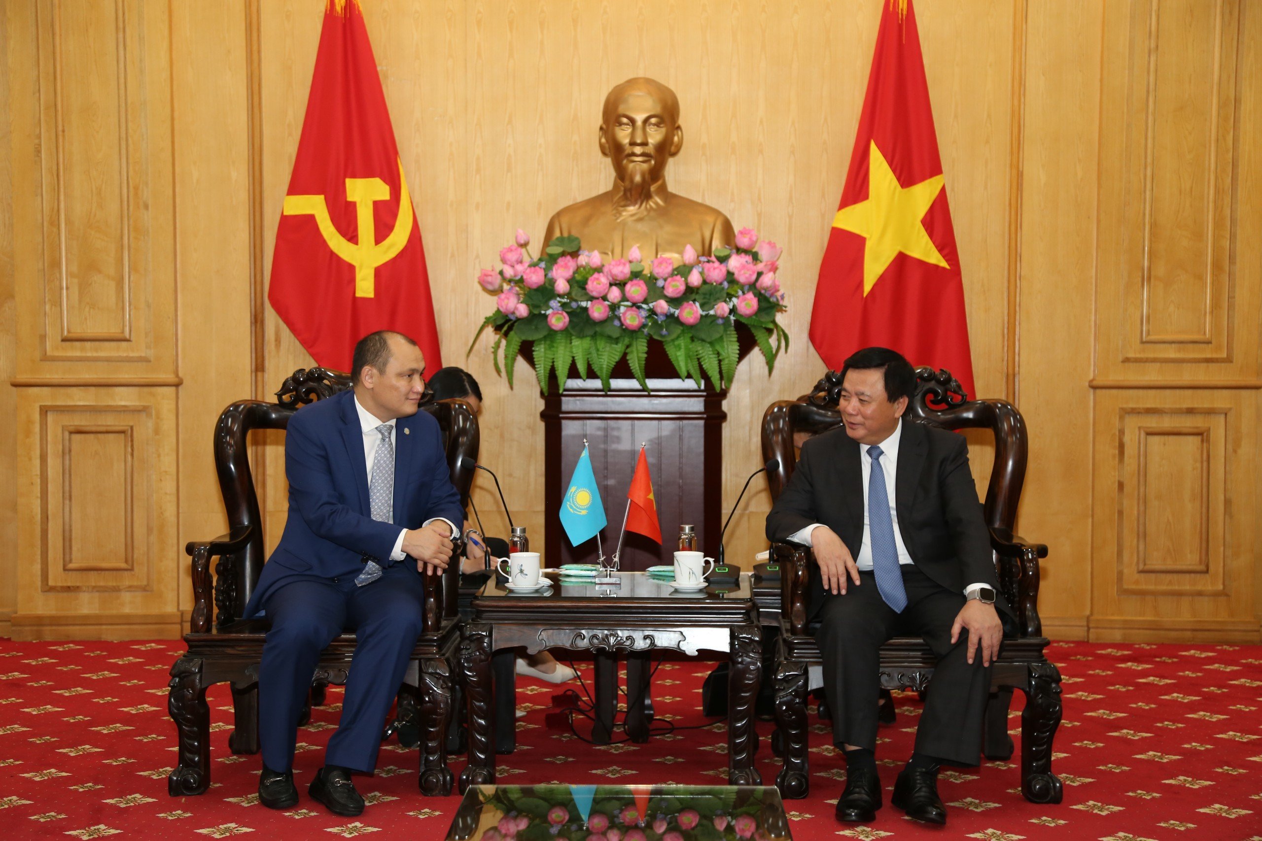 Посол Казахстана встретился с руководством Академии Хо Ши Мина Вьетнама