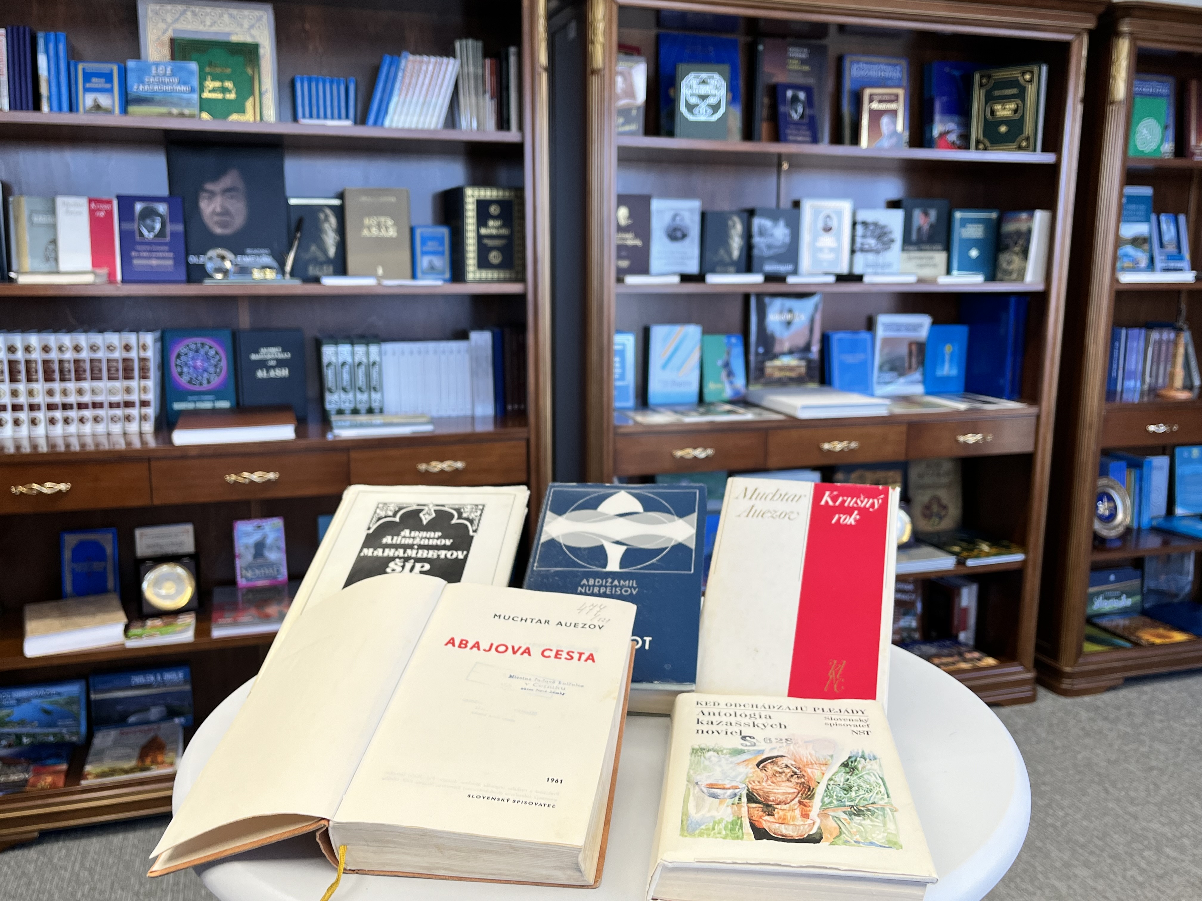 Курсы казахского языка и библиотека казахской литературы открыты в Братиславе