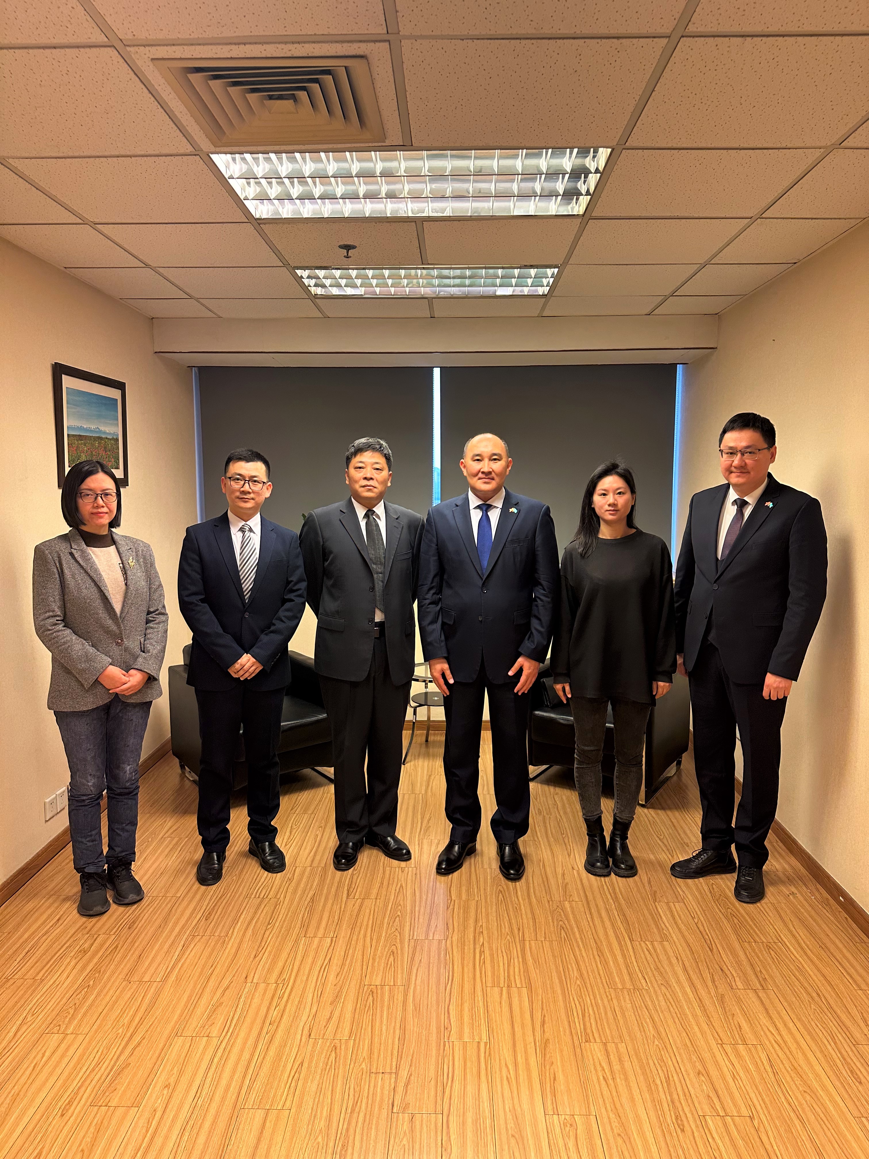 Генеральный консул Казахстана в Шанхае встретился с Руководителем Канцелярии иностранных дел Верховного Народного суда Шанхая