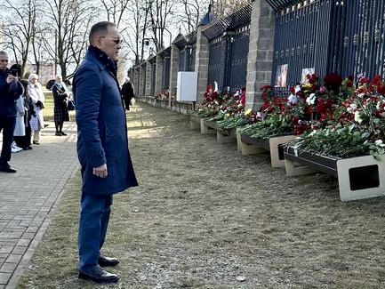 Посол Казахстана возложил цветы в память о жертвах теракта в «Крокус Сити Холле»