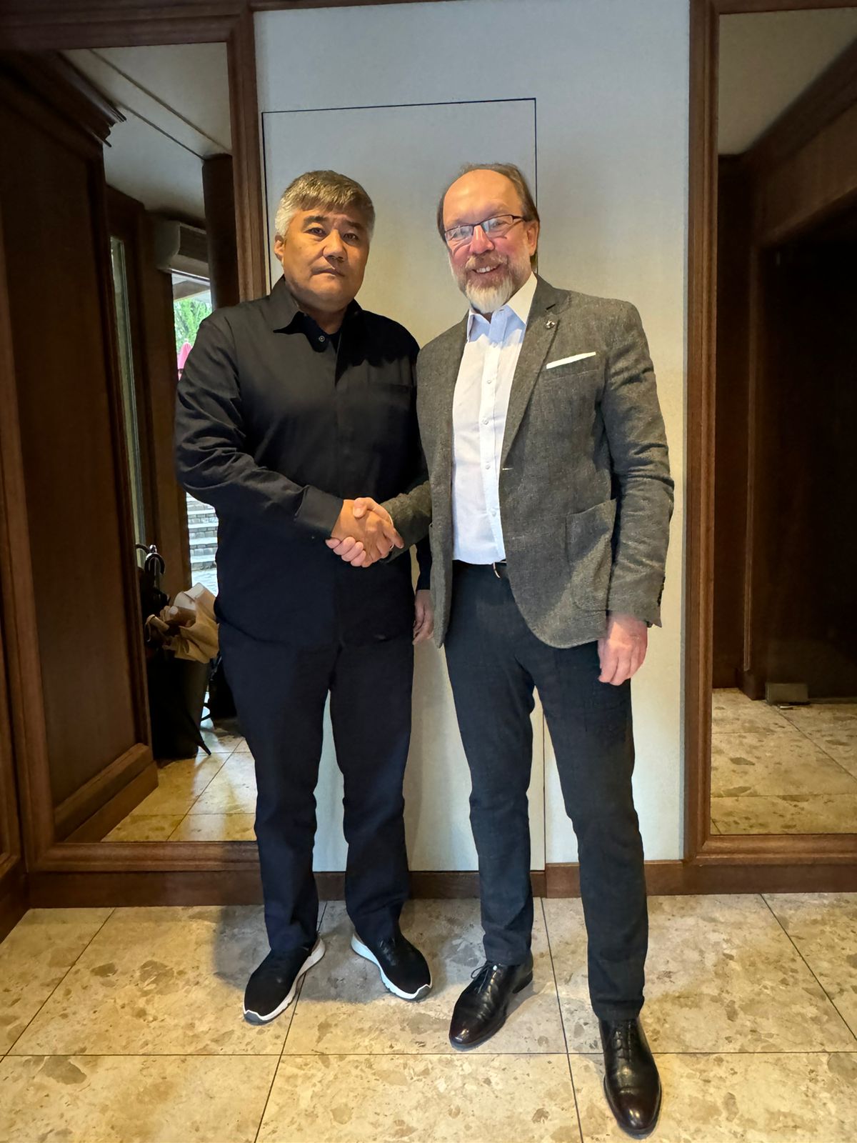 Посол Казахстана в Украине Дархан Калетаев встретился с Президентом Торгово-промышленной палаты Украины Геннадием Чижиковым.