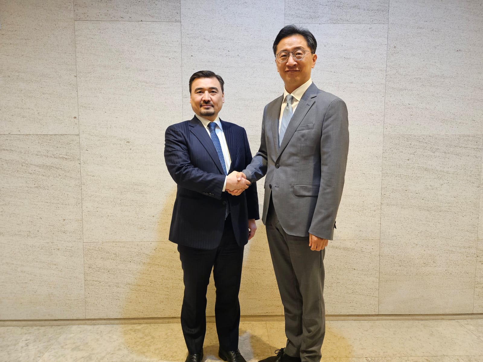 Посол Казахстана обсудил график предстоящих мероприятий с Заместителем министра иностранных дел Кореи