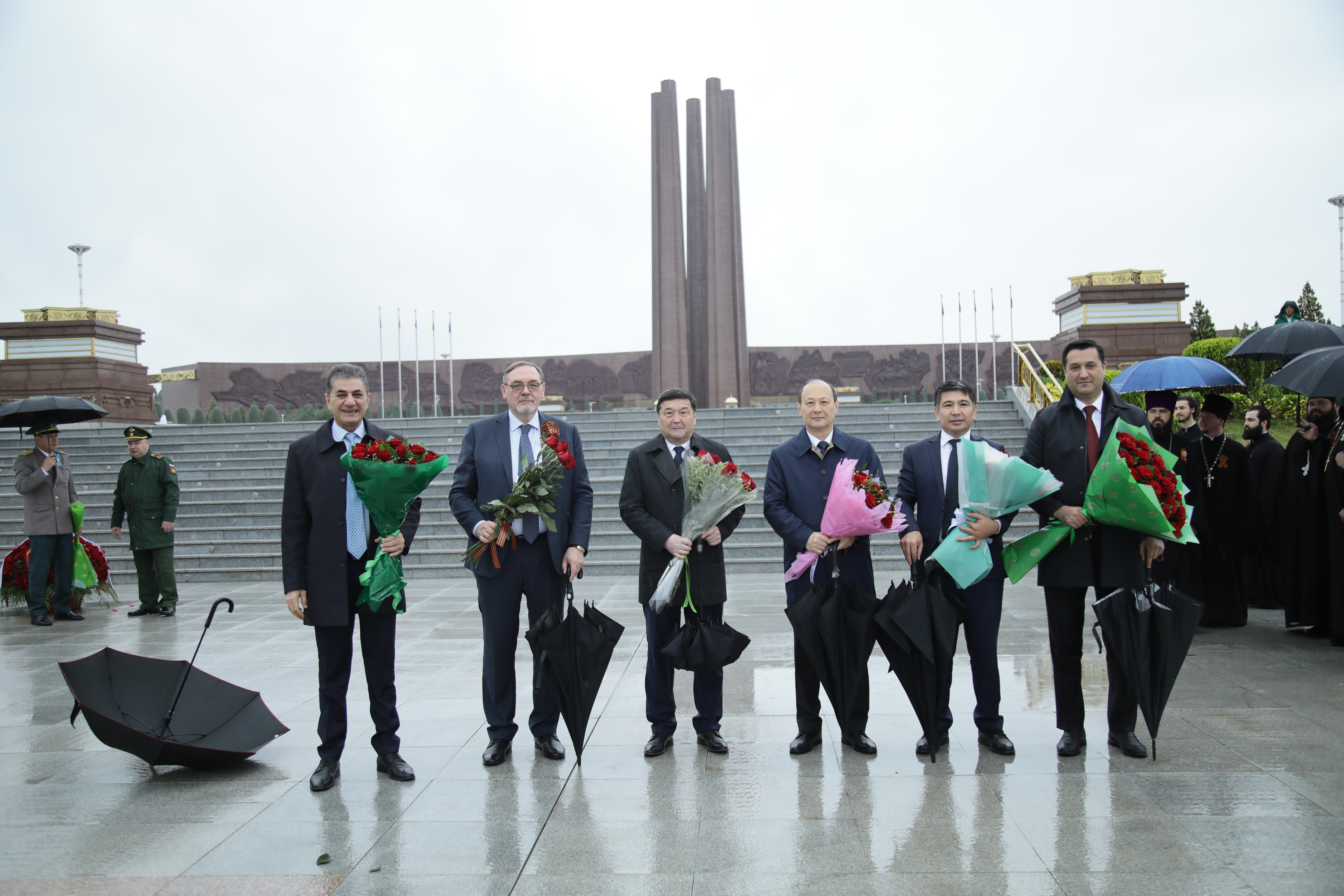 9 мая 2024 года в Ашхабаде почтили память павших в Великой Отечественной войне на мемориале "Народная память"
