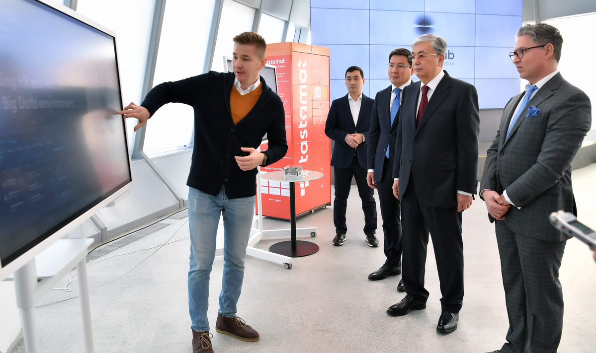 Президент IT-стартаптардың халықаралық технопаркі Astana Hub-та болды