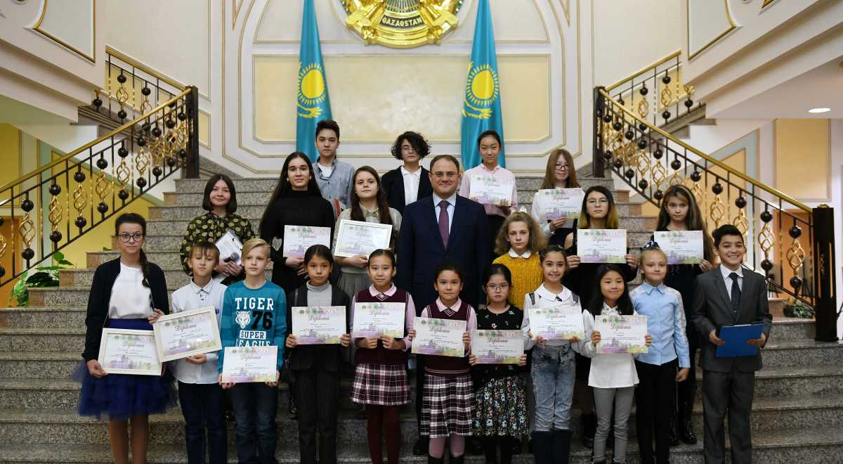 Шұлықтағы порно стюардесса Анальды секс үшін тамаша позиция