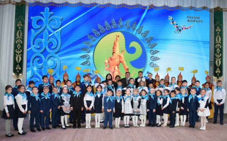 Школьников Узунколя торжественно приняли в ряды «Жас Ұлан» и «Жас Қыран»