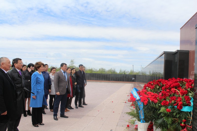 Еңбек министрлігінің қызметкерлері саяси қуғын-сүргін құрбандарының рухына тағзым етті