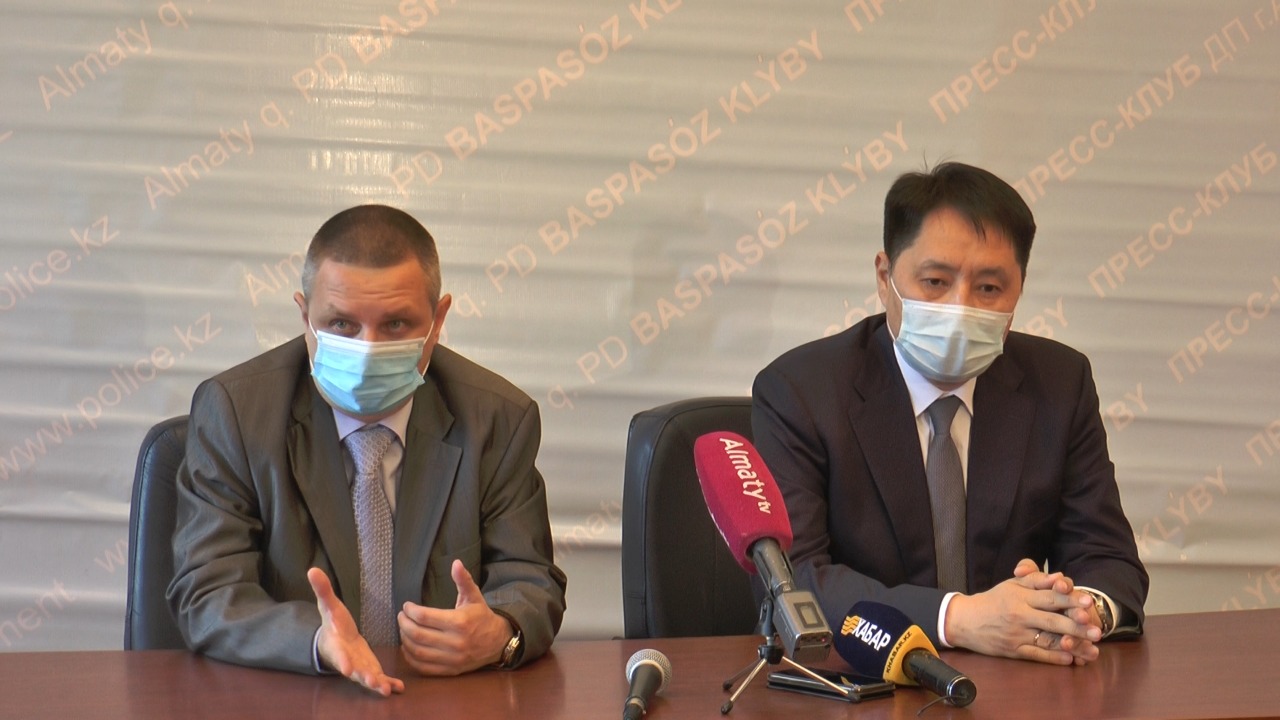 МВД: в Казахстане тысячи людей живут с «красными» паспортами