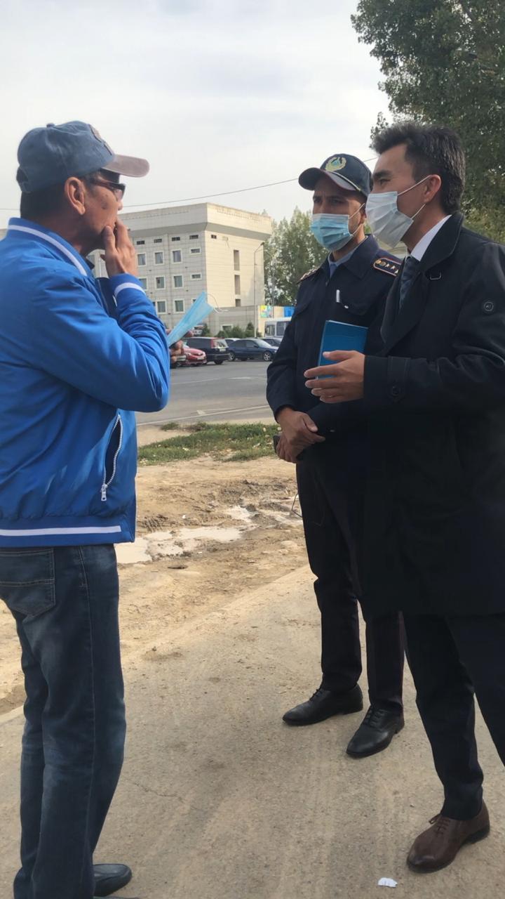 Сегодня сотрудниками аппарата Акима Алатауского района были розданы жителям района информационные листовки "профилактика коронавируса", в которых перечислены все меры предосторожности,