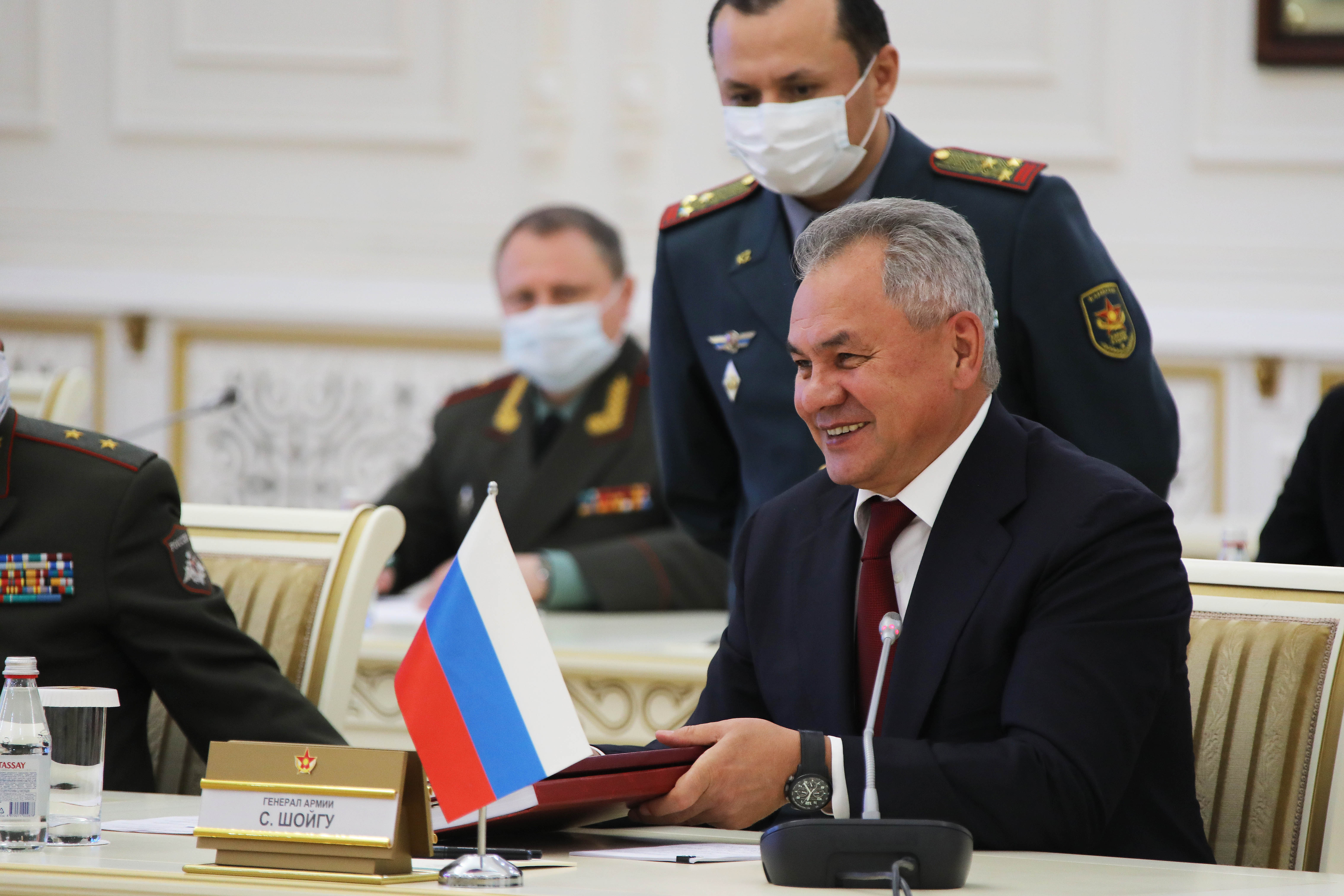 Ресей Қорғаныс министрі елімізге сапары барысында бірегей мұрағаттық материалдарды табыс етті