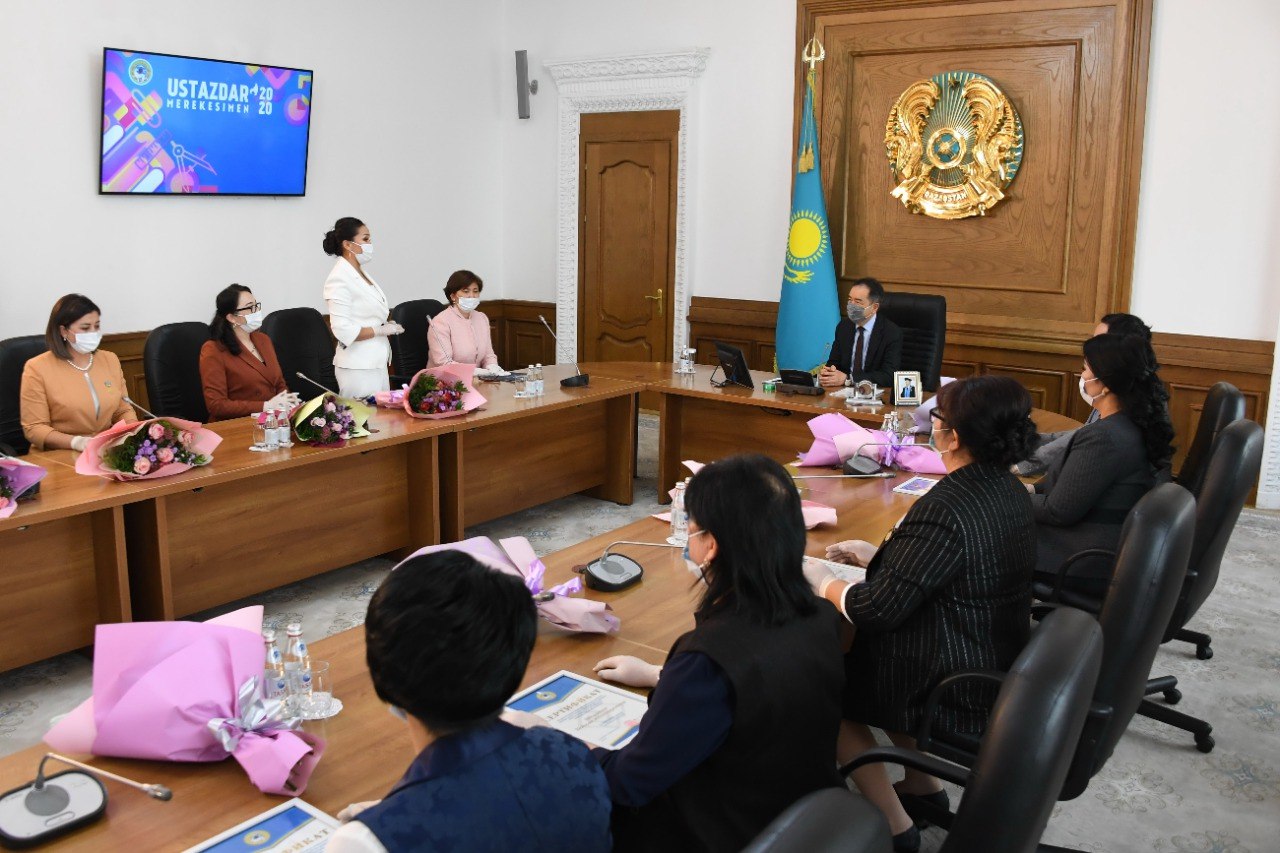 Пәтер, көлік, ақшалай гранттар — Алматыда мұғалімдерді қалай құттықтады