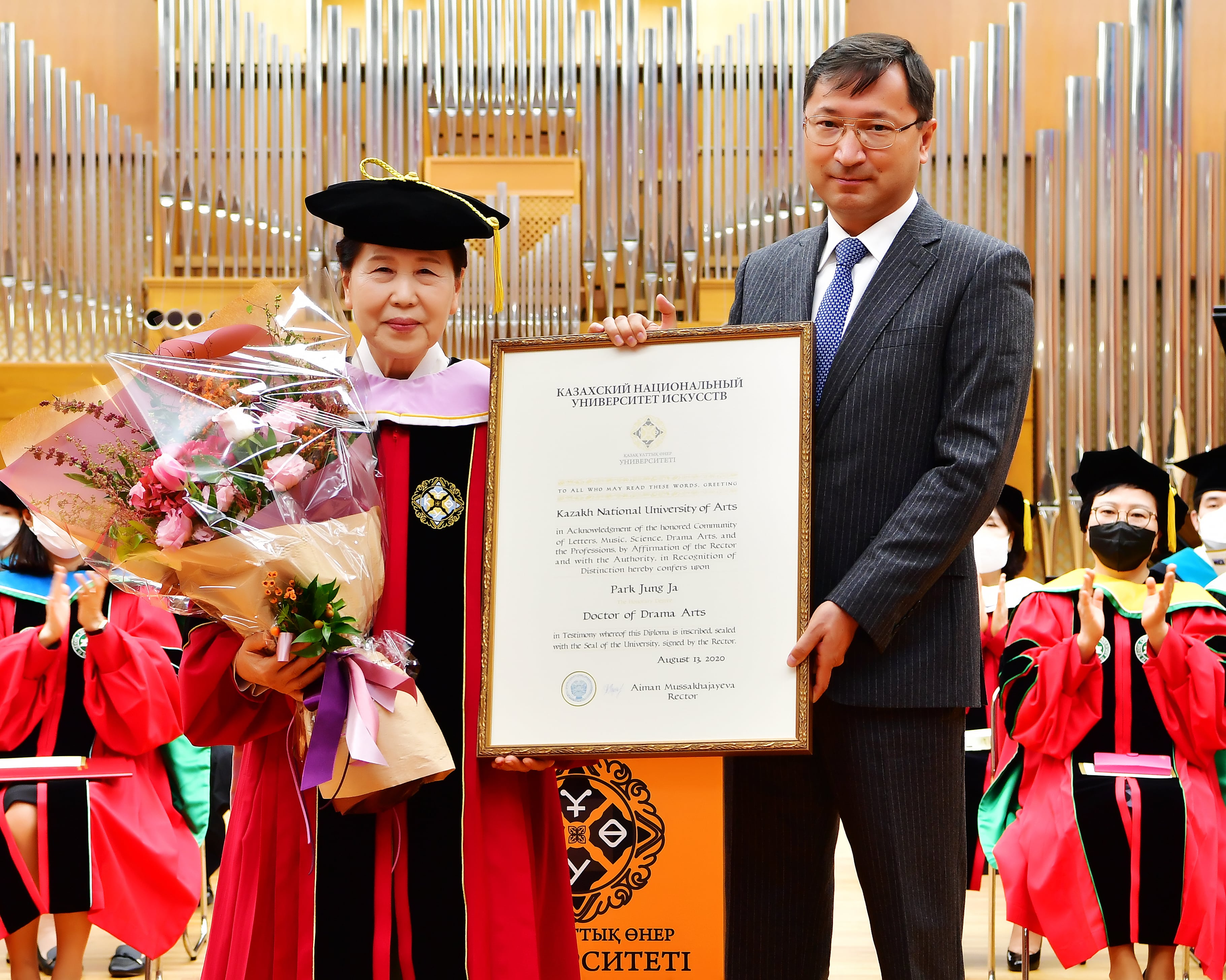 Оңтүстік Корея актрисасы Қазақ ұлттық өнер университетінің драматургия өнерінің құрметті докторы атағын алды