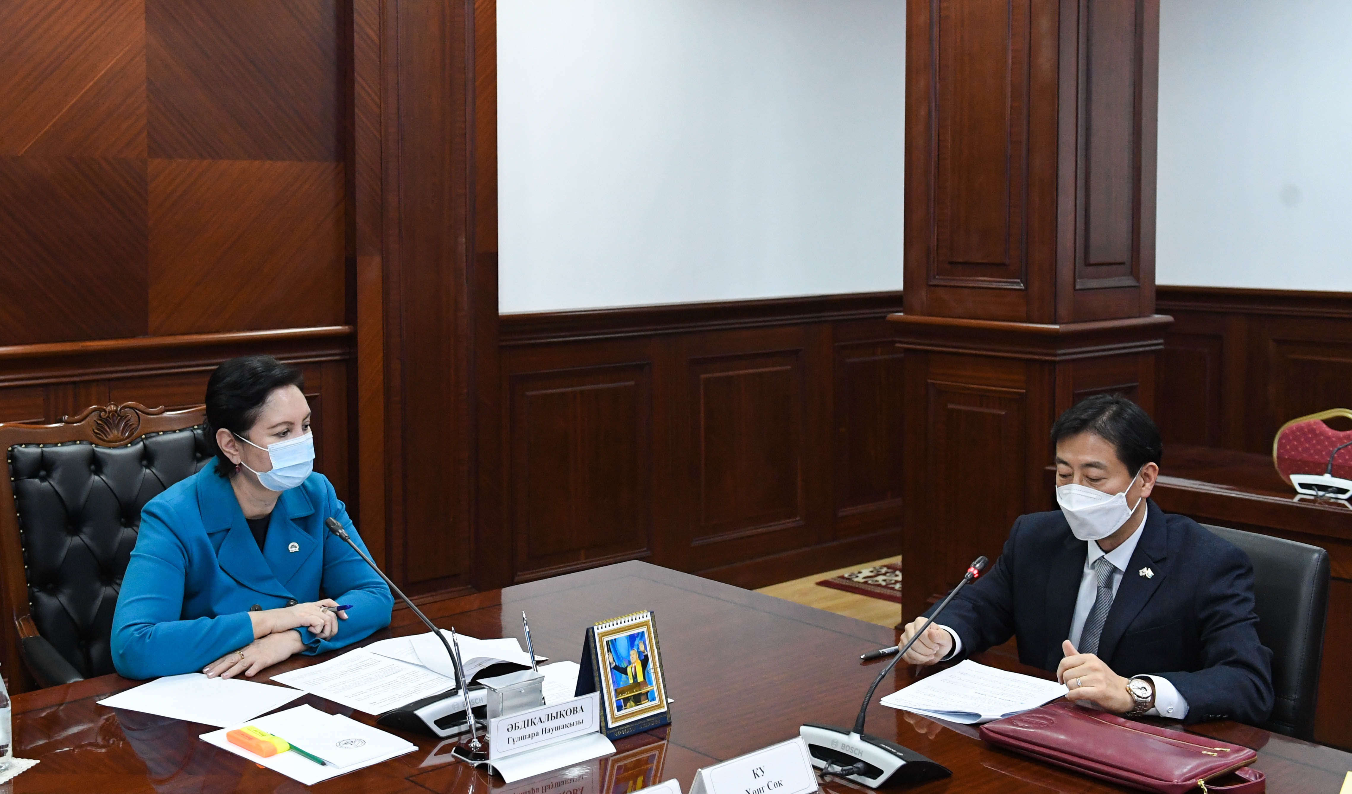 Аким области Гульшара Абдыкаликова встретилась с чрезвычайным и полномочным послом Республики Корея в Казахстане Ку Хонг Сок
