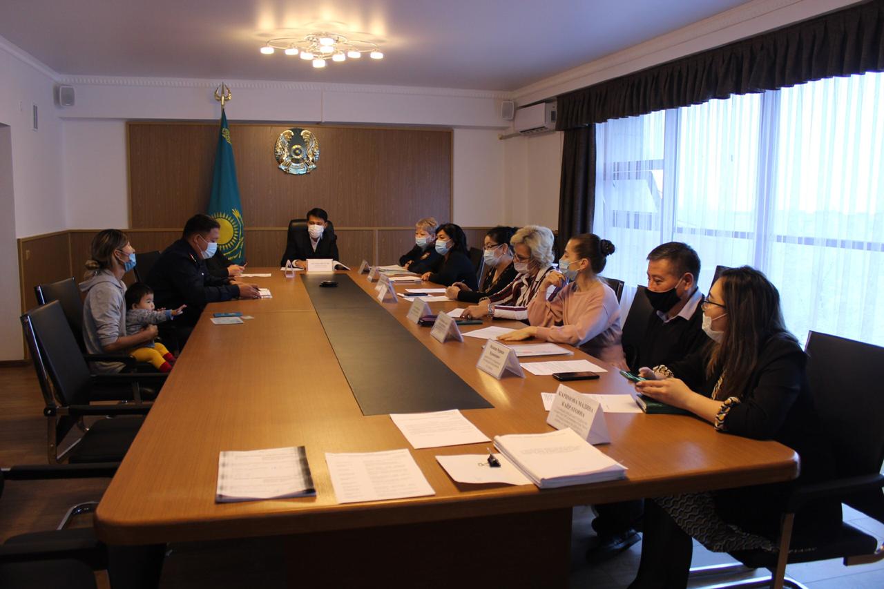 Әуезов ауданы әкімінің орынбасары, ведомствоаралық комиссия төрағасының кәмелетке толмағандардың істері жөніндегі комиссия және олардың құқықтарын қорғау әкімдігі жанындағы Алматы қаласы Әуезов ауданы бойынша Дастан Қайратұлының төрағалығымен Әуезов ауданы әкімінің аппаратында Алматы қаласы әкімдігінің жанындағы кәмелетке толмағандардың ісі және олардың құқықтарын қорғау жөніндегі Әуезов ауданы бойынша ведомствоаралық комиссияның отырысы өтті.