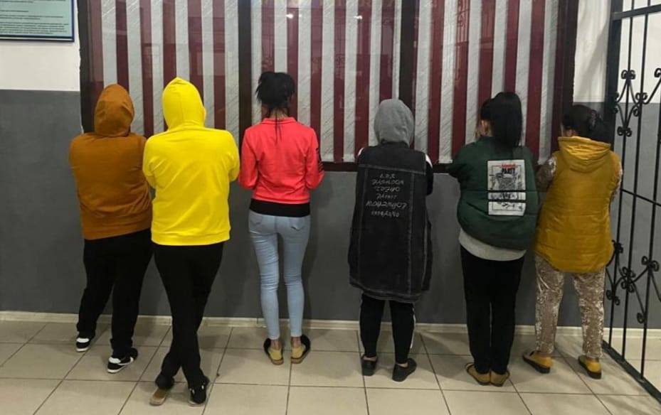 Жас қыздарға арналған кискадағы секс камминг