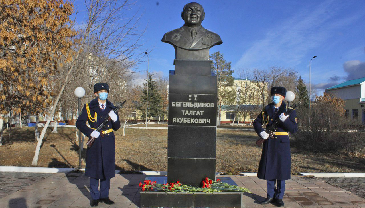 Почтили память прославленного летчика Талгата Бегельдинова