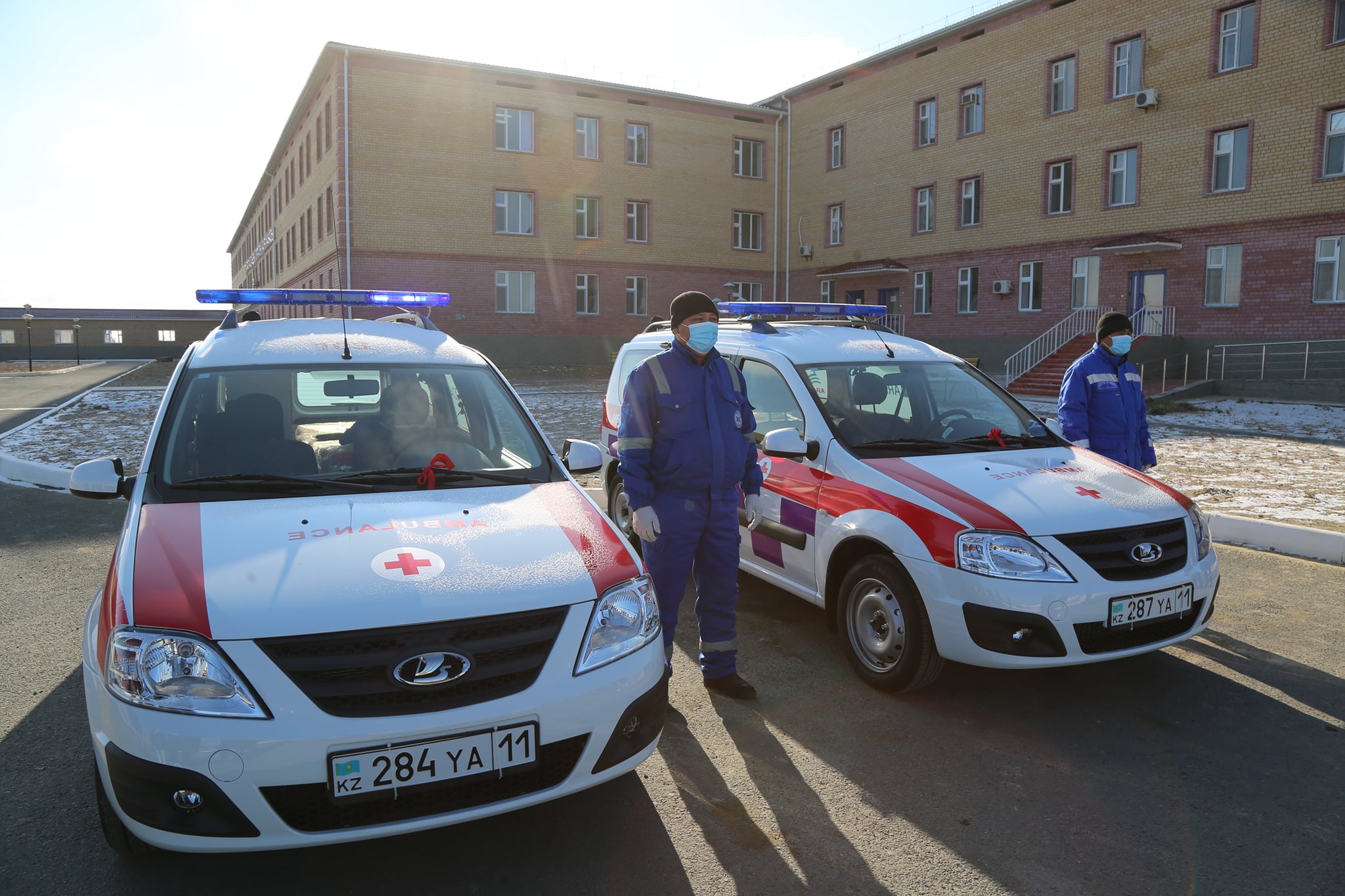 Демеушілер аудандық ауруханаға жедел-жәрдем реанимобильдерін тарту етті