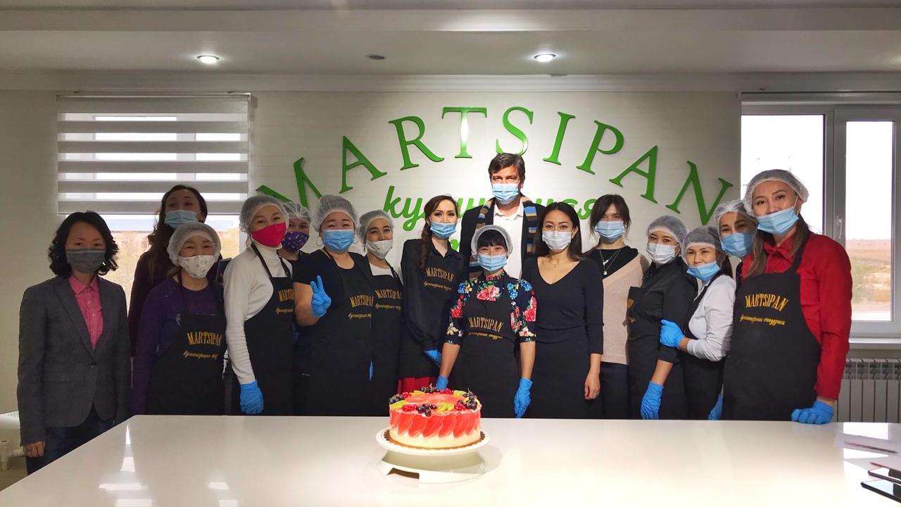 Сладости для радости: Социальный проект Sweet heart удивляет карагандинцев бесплатной выпечкой