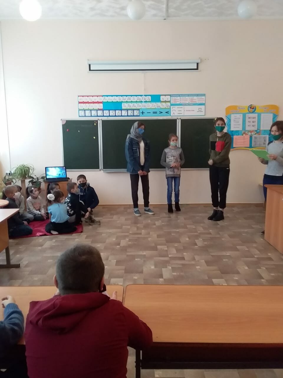 «12 ай» қойылымы
