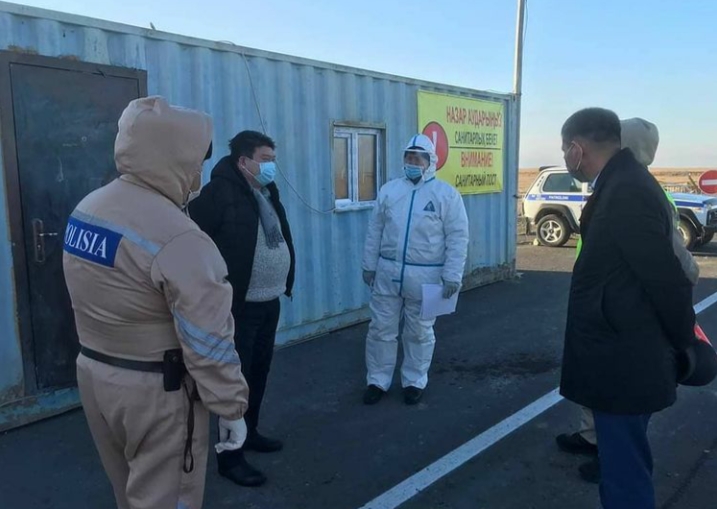 17-18 ноября текущего года руководитель Департамента санитарно – эпидемиологического контроля Ергали Сыдыманов провел встречу с сотрудниками территориального управления санитарно – эпидемиологического контроля Алакольского района. Главной целью визита является проверка работы санитарного поста, который был установлен постановлением №31 от 5 ноября текущего года. Пост расположен на границе с Восточно-Казахстанской областью по Республиканской трассе Алматы-Оскемен. Далее руководитель департамента проверил работу ветиринарной лаборатории для возможности открытия ПЦР кабинета, для проведения анализов COVID-19. Кроме этого, было обсуждение о внесенных изменениях в Закон «О противодействие коррупции», которые направлены на ужесточение борьбы с коррупцией в государственных органах. Сотрудникам территориального управления было сказано что, при выявлении получения презентов, подарков за оказанные услуги к государственным служащим будут применяться уголовное наказание.