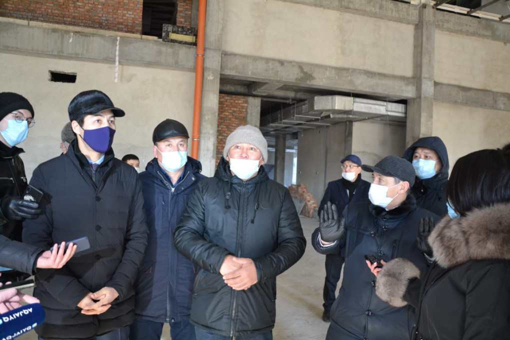 Аким ЗКО поручил завершить до конца 2021 года все стройки близ площади первого Президента РК