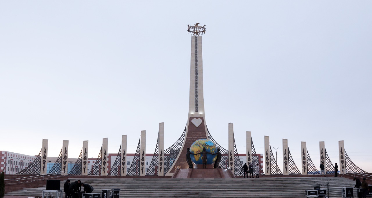 Посвященный борцам с коронавирусом монумент «Biz birgemiz» появился в Таразе