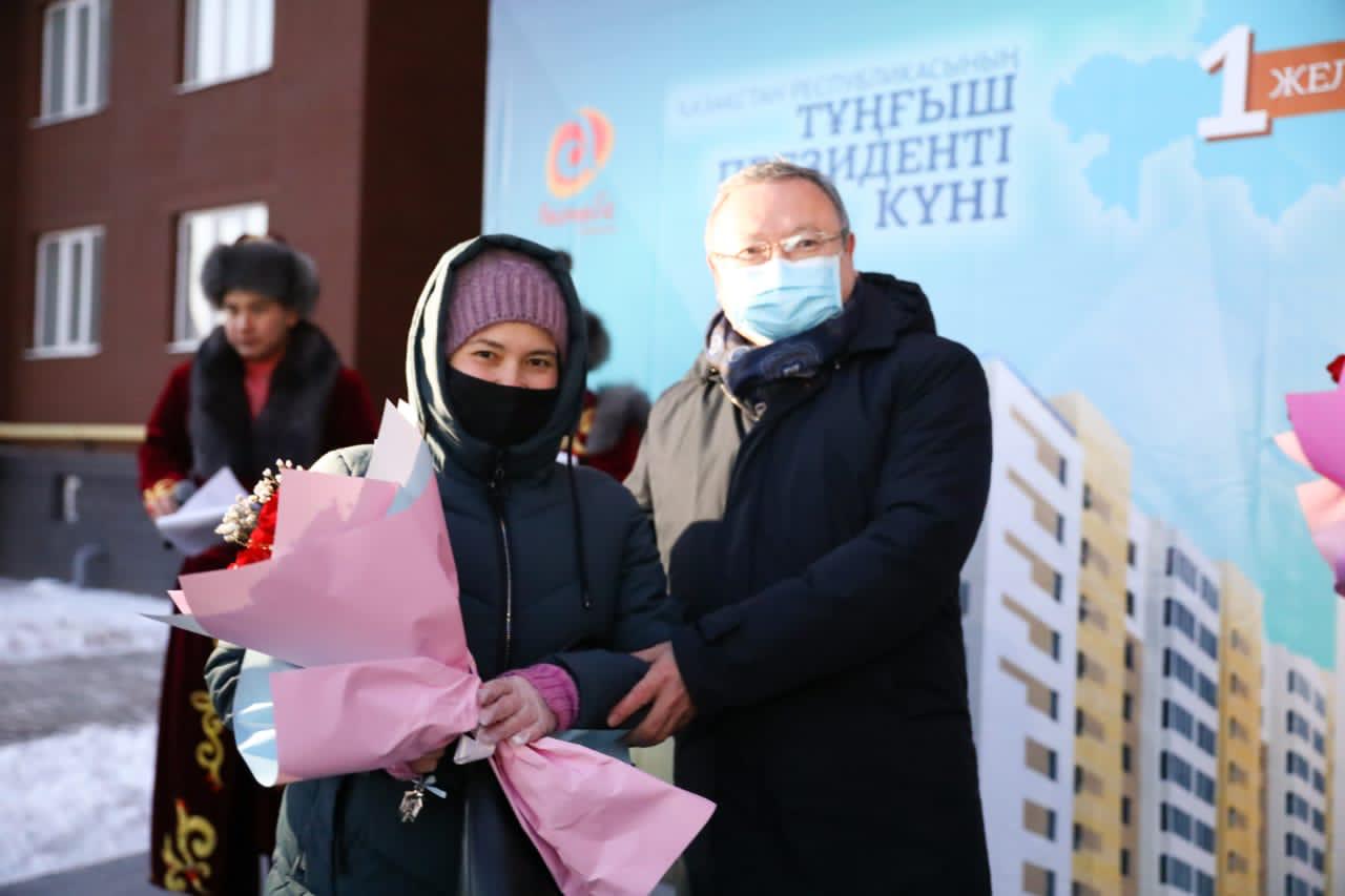 Ақтөбе облысында көп балалы және әлеуметтік аз қамтылған отбасыларына пәтер кілттері табысталды