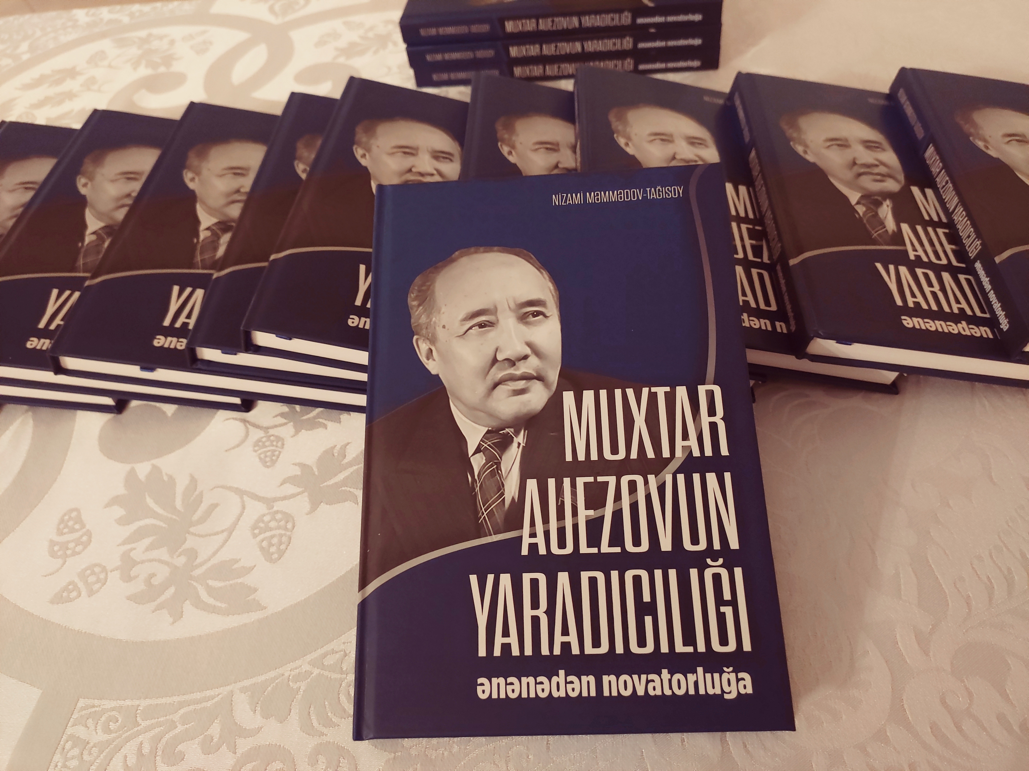 В Баку презентована книга о Мухтаре Ауэзове