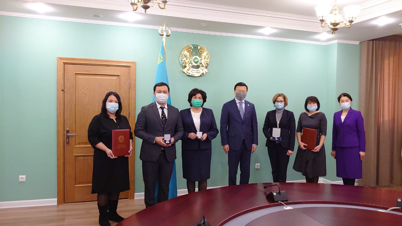 А.Цой вручил государственные награды медицинским работникам