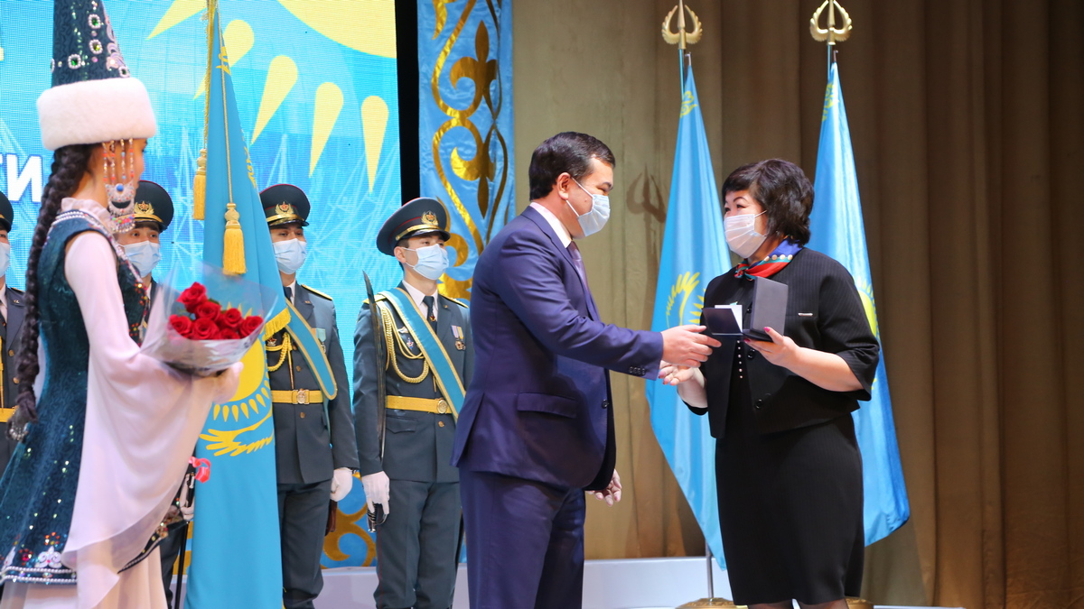 Карагандинцам вручили государственные награды в канун Дня независимости