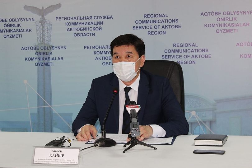 Ер адам әйеліне сыйлық беріп, оны қалың жұртқа сиқтыруға берді.