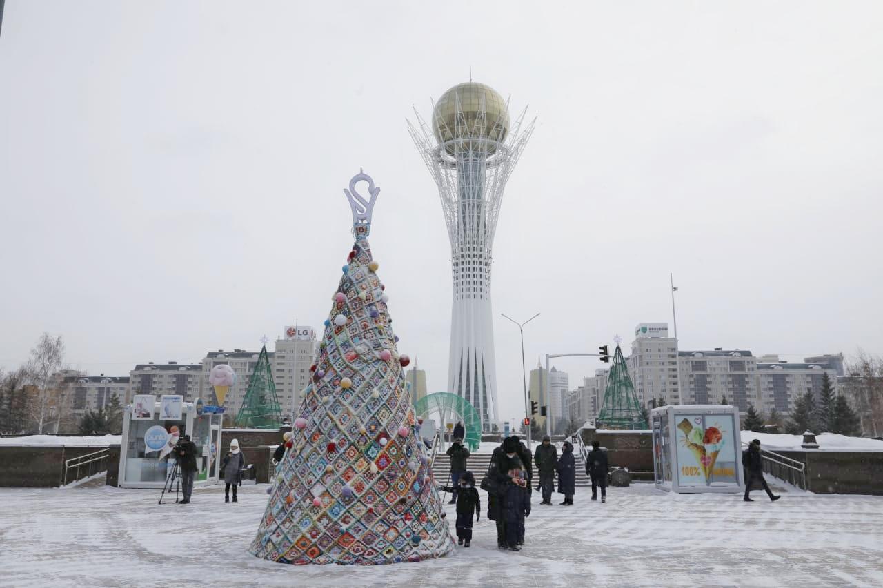 Вязаную ёлку из 70 килограммов пряжи установили на бульваре Нуржол