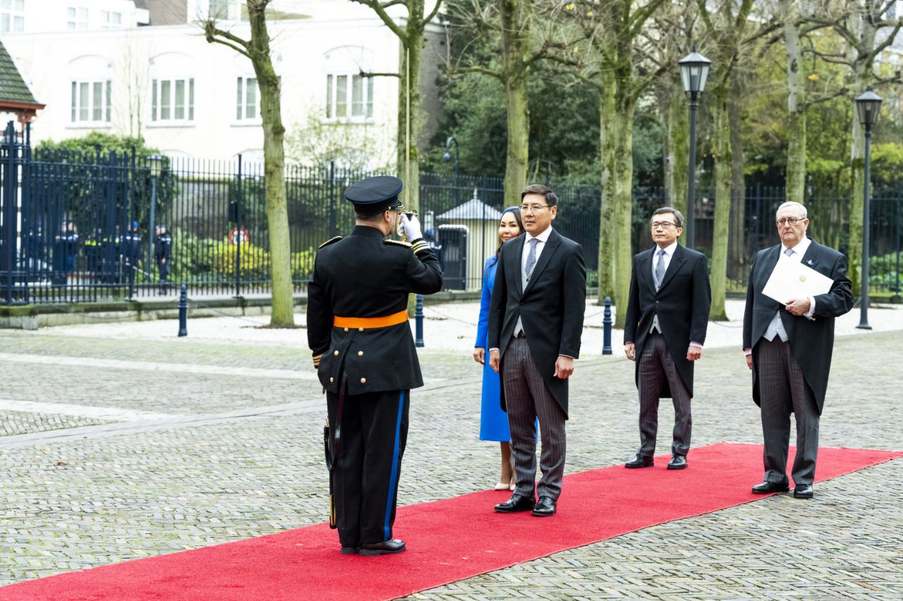 Посол Казахстана вручил верительные грамоты Королю Нидерландов