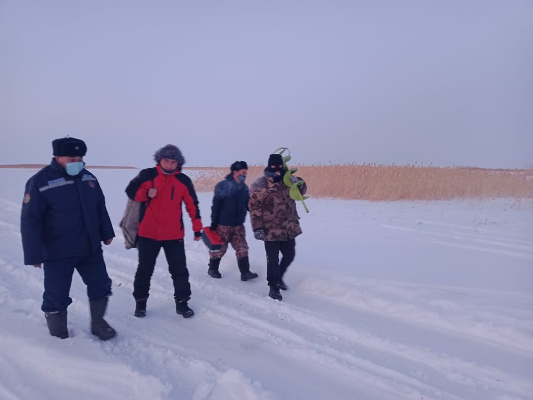 Спасателями Алматинской области был спасён любитель подледной рыбалки