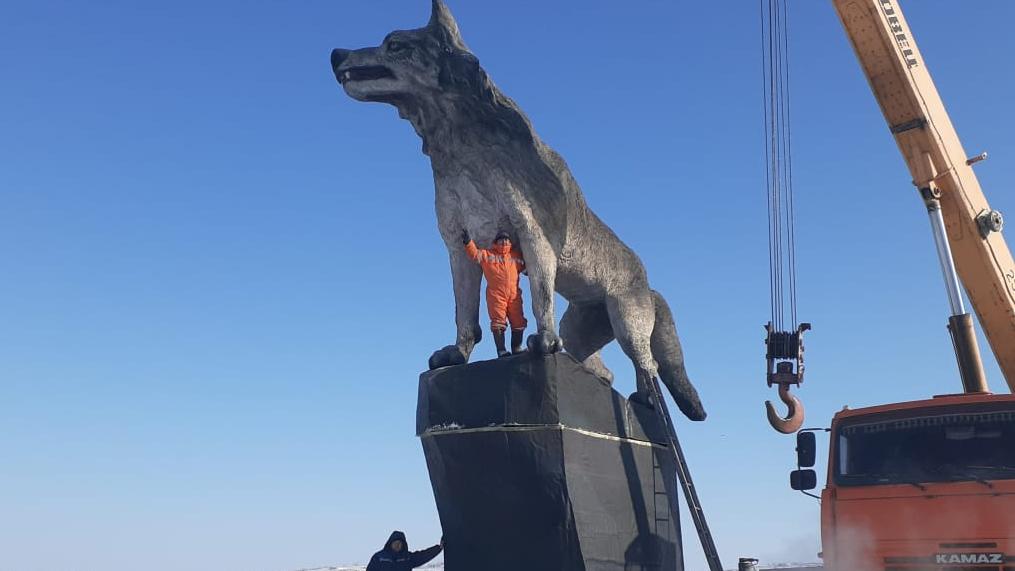 В Улытау установили самый большой памятник волку