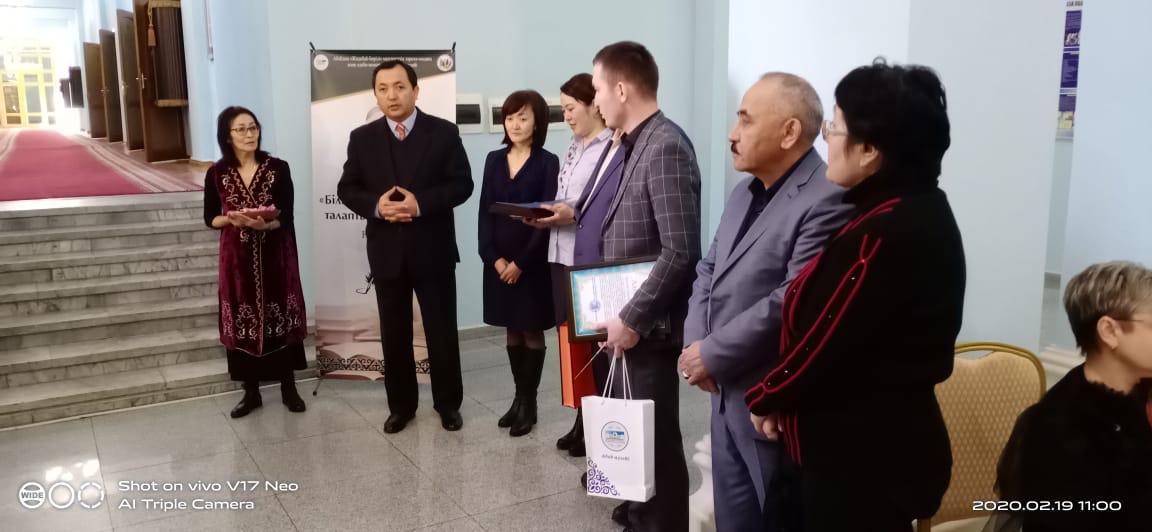 Алматыда «Білімдіден шыққан сөз, талаптыға болсын кез...» атты көшпелі көрме ашылды