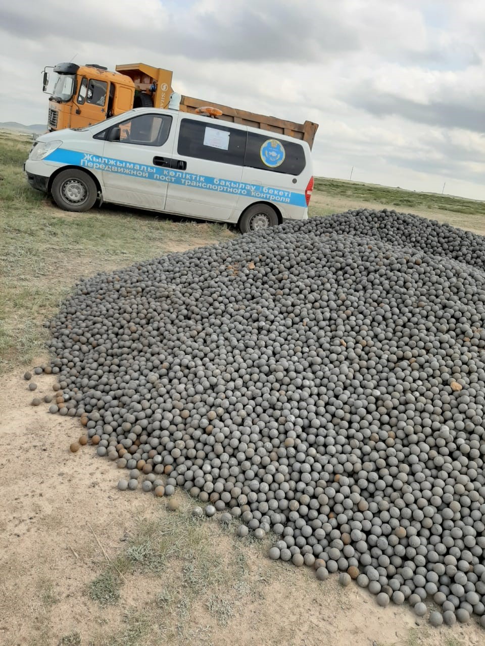 На трассе  «Караганда-Аягоз-Бугаз» водитель и владелец  грузовика привлечены к ответственности за нанесение ущерба дороге