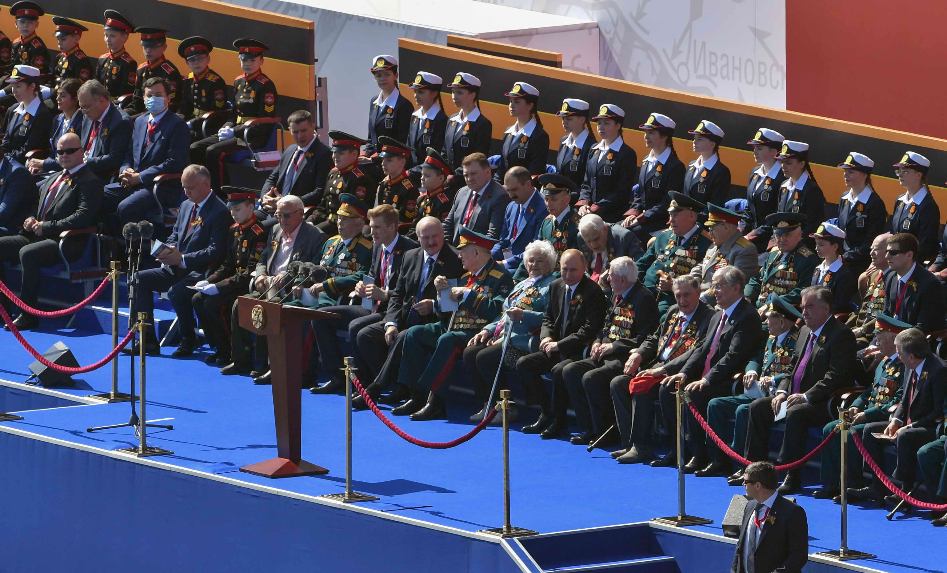 Парад победы в 2020 году в москве. Парад на красной площади 9 мая 2022. Парад победы 2022 в москве трибуна. Парад победы на красной площади в москве 2021. Парад победы 2020 года на красной площади.