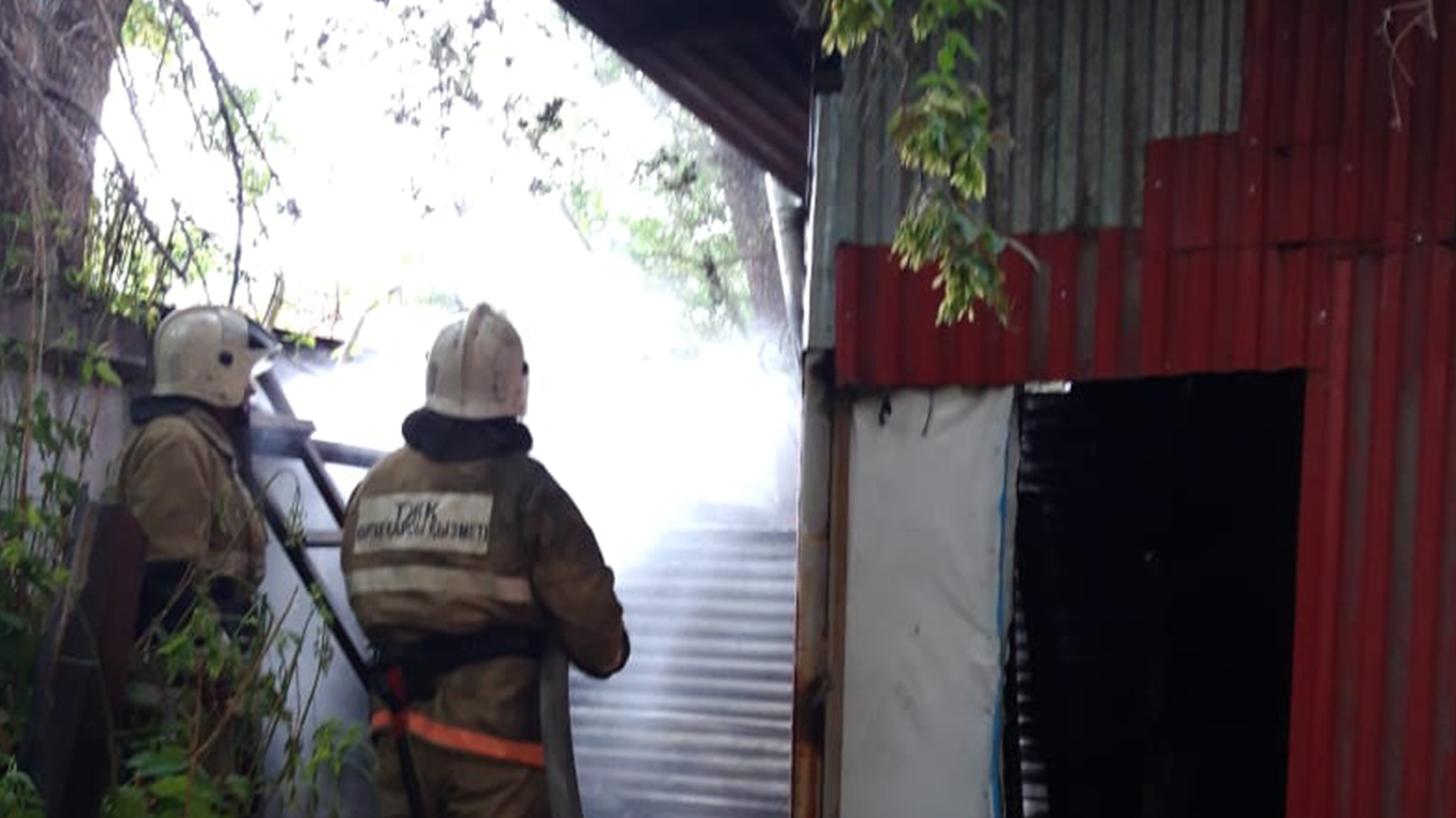 Пожарными за сутки в Усть-Каменогорске ликвидировано 2 пожара, вынесено 2 газовых баллона