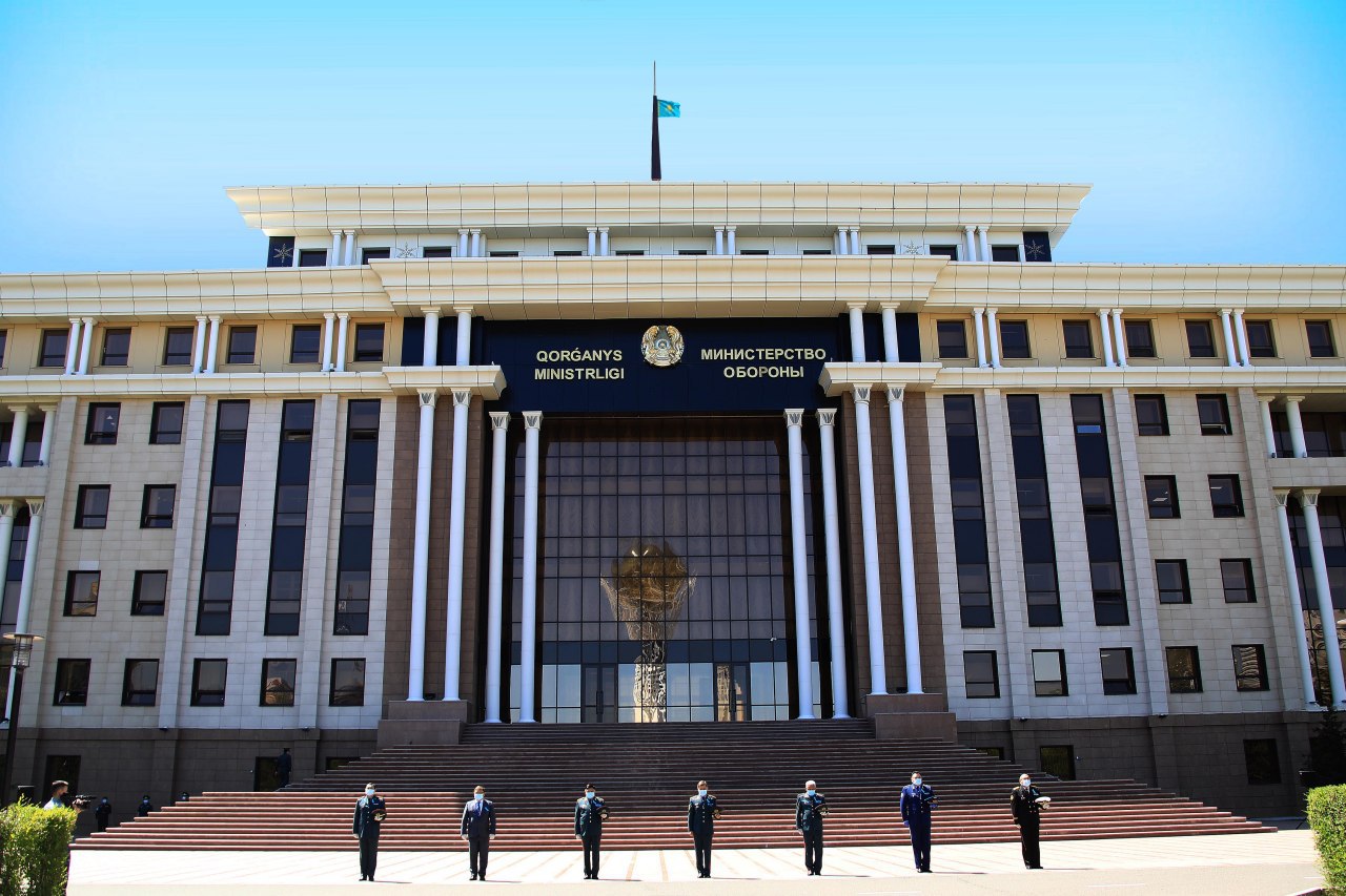 Әскерилер коронавирус індетінен қаза болғандарды бір минут үнсіздікпен еске алды