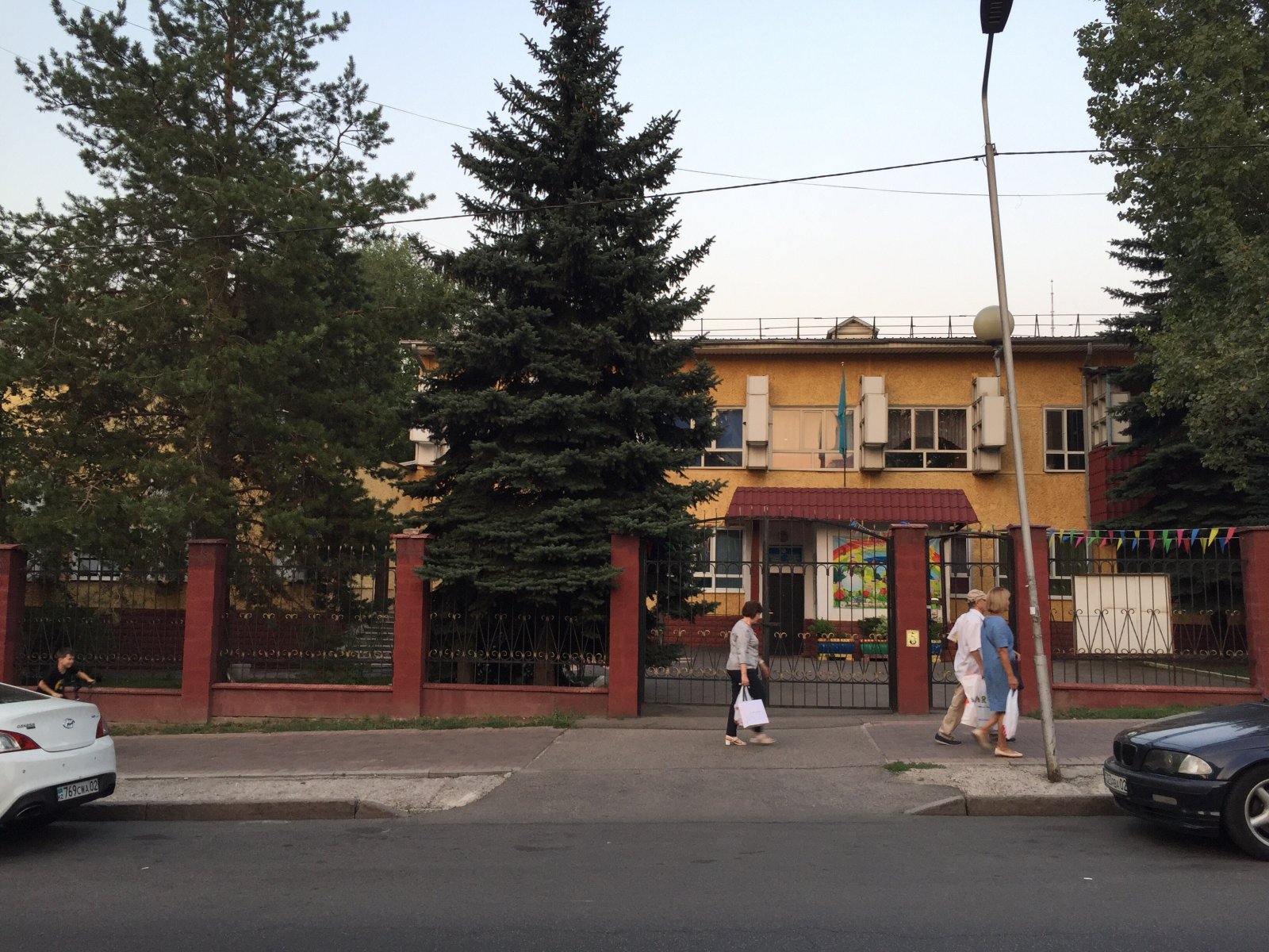 Управлением комфортной городской среды города Алматы ведется реконструкция здания КГКП "Ясли сад №114", по адресу: г. Алматы, Турксибский район, микрорайон Жас Канат. Завершение планируется до конца текущего года.
