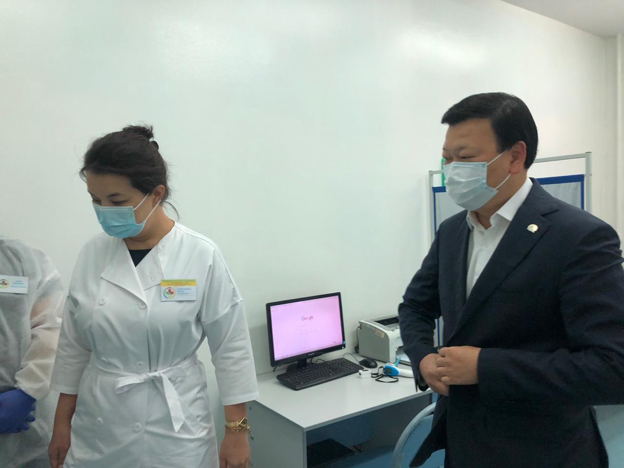 Министр здравоохранения А.Цой вакцинировался от сезонного гриппа