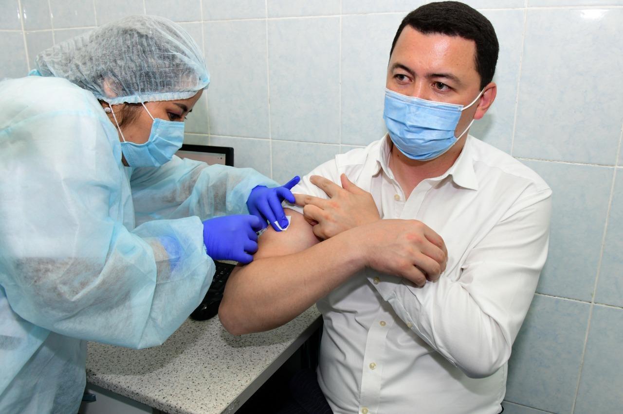 В Алматы стартовала вакцинация против гриппа — Ж. Бекшин и К. Надыров вакцинировались