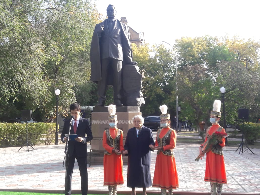 В Уральске установили памятник к 100-летию Жубана Молдагалиева